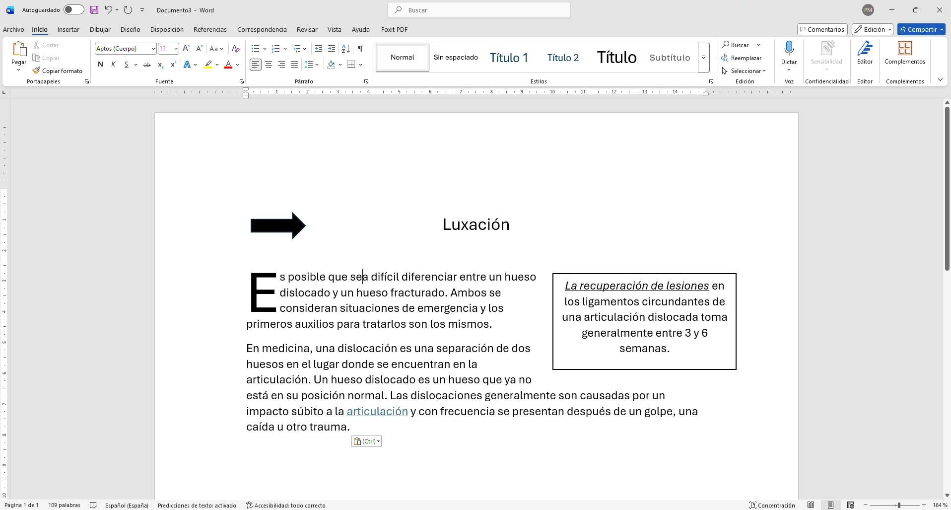 Captura de Word 365 con un documento titulado «Luxación». A la izquierda del título hay una flecha negra gruesa que apunta a la derecha. El primer párrafo, «Es posible que sea difícil diferenciar…», empieza con una E mayúscula grande que ocupa tres líneas. A su derecha, un texto rodeado por un recuadro dice «La recuperación de lesiones en los ligamentos circundantes de una articulación dislocada toma generalmente entre 3 y 6 semanas», con «La recuperación de lesiones» en cursiva y subrayado. En el segundo párrafo, «En medicina, una dislocación…», la palabra «articulación» aparece en azul y subrayada.