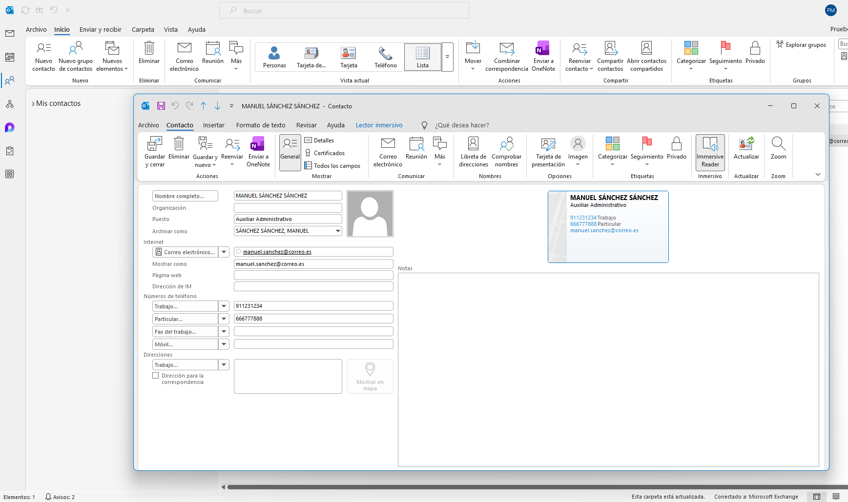 Captura de Outlook 365. En la barra de navegación de la izquierda está activo el icono de las personas y se ve la lista Mis contactos. Encima está abierta la ficha del contacto MANUEL SÁNCHEZ SÁNCHEZ, con las pestañas Archivo, Contacto, Insertar, Formato de texto, Revisar y Ayuda, y en la pestaña Contacto los botones Guardar y cerrar, Eliminar, Guardar y nuevo, Reenviar, General, Detalles, Certificados, Todos los campos, Correo electrónico, Reunión y otros. La ficha muestra el puesto Auxiliar Administrativo, el correo manuel.sanchez@correo.es, el teléfono del trabajo 911231234, el particular 666777888 y su tarjeta de presentación.